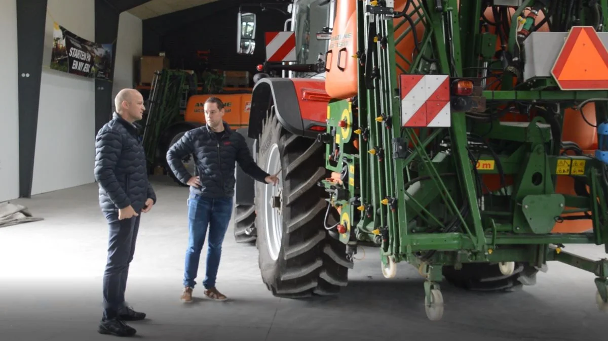 Christian Rabølle (til venstre) og Søren Geert Jørgensen går tingene godt efter i sømmene - her en traktor - når de er på maskinkaffe-besøg.
