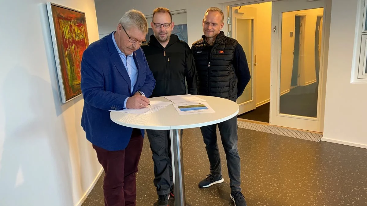 Kim Lykke Jensen, formand, Udvalget for Natur, Teknik og Miljø, Syddjurs Kommune (midten) og næstformand i udvalget, Jørgen Ivar Mikkelsen (th.) var på besøg hos Djursland Landboforening. Her underskrev de sammen med Hans Gæmelke, formand for Djursland landboforening (tv.), en klimapartnerskabsaftale, som skal styrke dialogen og bidrage til, hvordan landbruget og kommunen sammen løser klimaudfordringerne. Foto: Djursland Landboforening