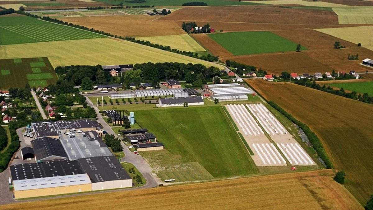 Roefrøvirksomheden MariboHilleshög, som ses her fra luften, ændrer nu firmanavn til DLF Beet Seed ApS. Arkivfoto