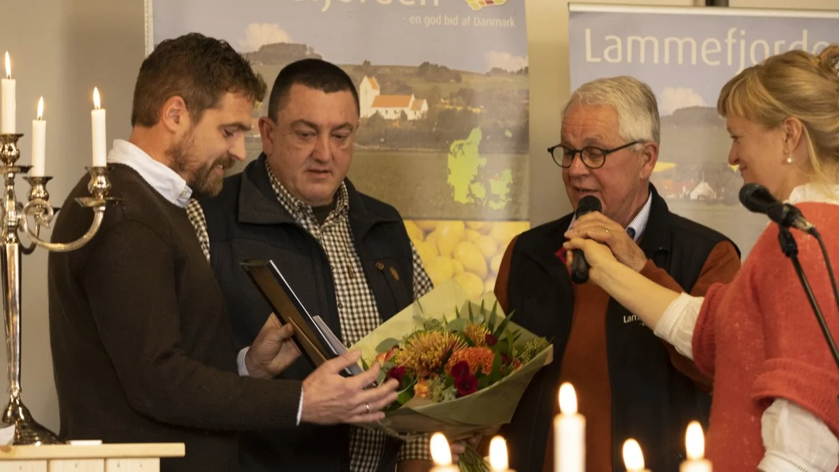 De to vindere, Christian Jørgensen (t.v.) og Kristian Juel Jensen med formanden for Lammefjordens Grøntsagslaug, Hans Møller Olsen, og konferencier Trine Krebs.