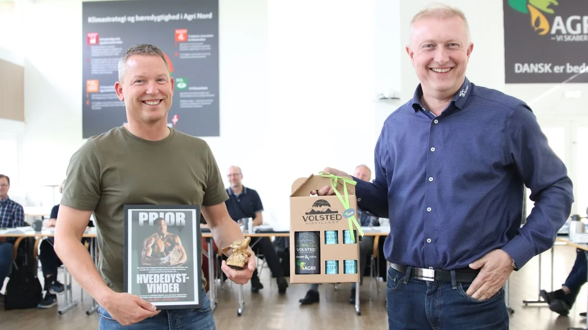 Planteavlskonsulent Jens P. Hansen (tv.) fik tidligere på måneden overrakt diplom og erkendtlighed for hans sejr i årets hvedekamp på Agri Nords forsøgsarealer. Det er chef for planteavl i Agri Nord, Flemming Floor, der overrækker præmien. Foto: Agri Nord