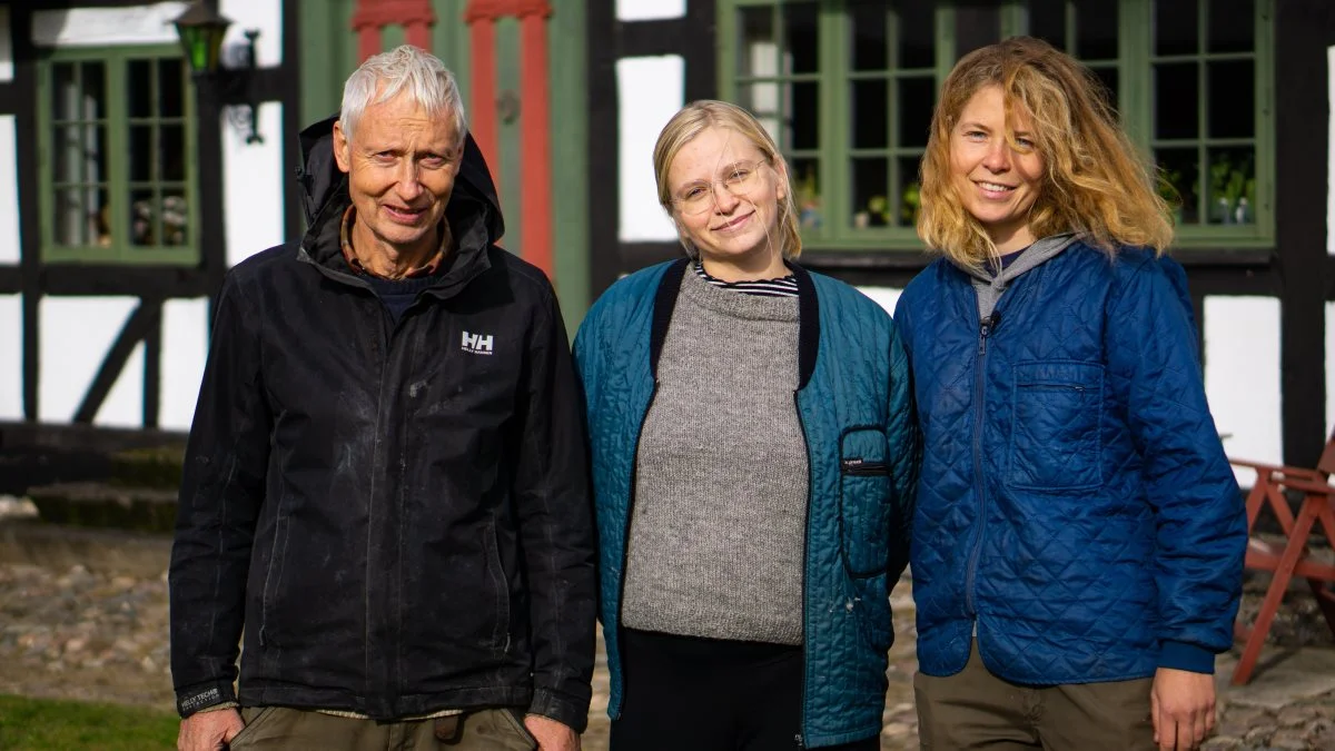 - Det var lige det, jeg havde drømt om, da vi startede samarbejdet. Det er fantastisk, siger gårdejeren. Fra venstre: Bjarne Schaldemose, Ingeborg Jespersen Pauls (25) og Emilie Hansted Berning (26). Fotos: Daniel Barber