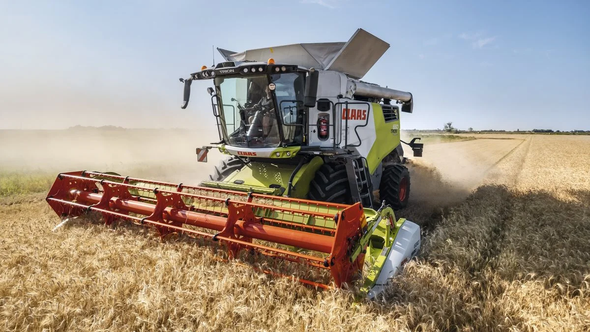 - Der har i høst kørt to forserie-maskiner i Danmark, og de har kørt super godt, lyder det fra Stig Knudsen, markedschef ved Traktor Høst, forud for temaaftenerne, hvor det bliver muligt at komme tæt på den nye Claas Trion-mejetærskerserie. 