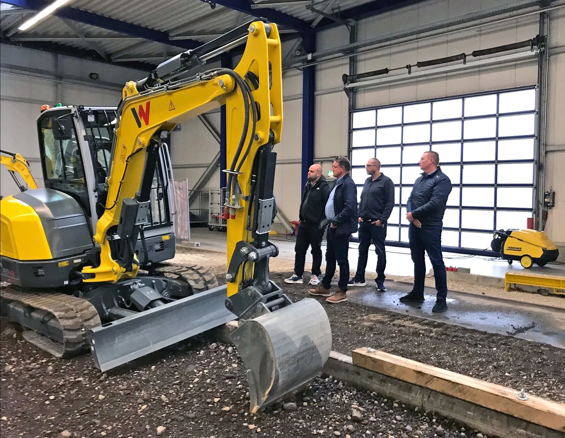 Stemas-folk har været en tur på Wacker Neusons gravemaskine-fabrik i Tyskland som en del af forberedelserne til, at den danske importør nu har hele sortimentet af maskiner, tilbehør og materiel.