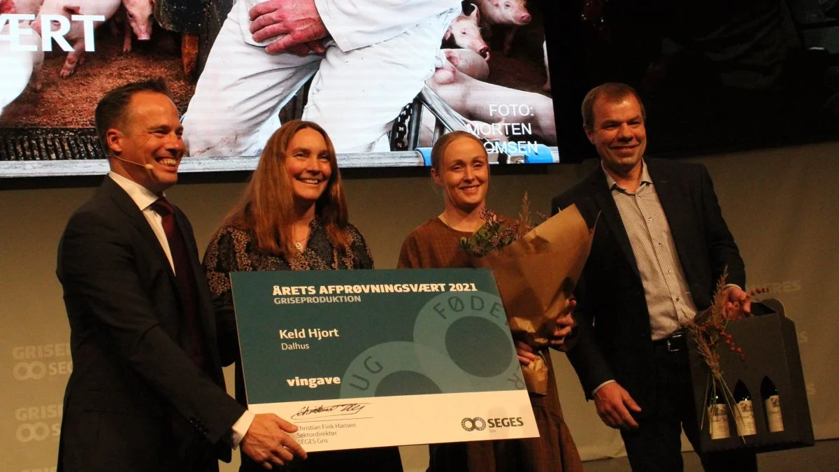 Christian Fink (tv.) overrækker prisen til Mette Hjort (nummer to fra venstre) og Keld Hjort. Foto: Alexander Dornwirth