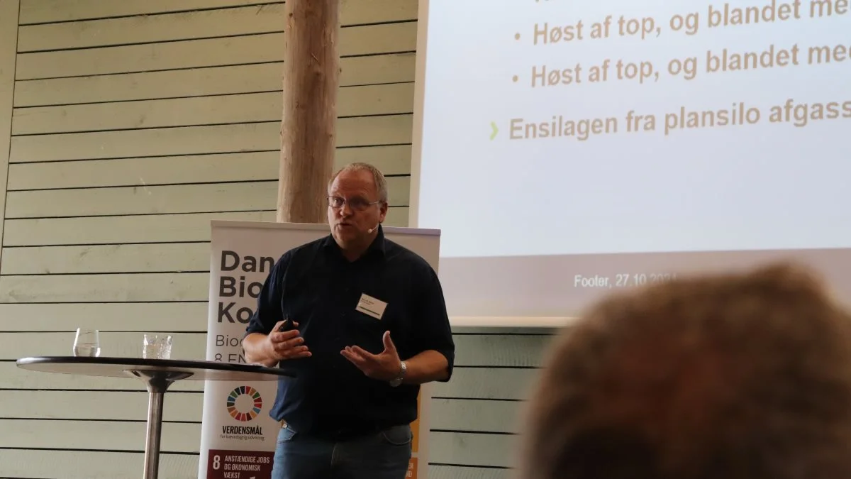 Bo J. M. Secher, chefkonsulent ved Nordic Sugar, har i efteråret set på praktisk sam-ensilering af halm og roetop.  - Resultatet har vist, at det kan gøres i praksis, så man ender med en ensilage med over 30 procent tørstof, som er ideel til biogasproduktion, fortæller han.