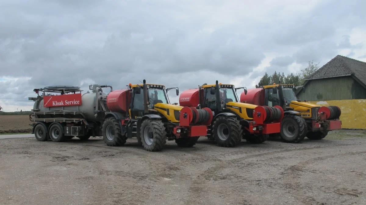 De specielle JCB-traktorer med lige store for- og baghjul er meget mobile, og det hjælper Tom Duvald og kollegerne på Lysemose Maskinstation med at kunne spule dræn stort set hvor som helst.