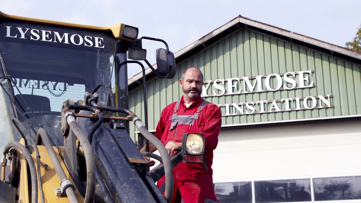 Det var tilbage i 1999, at Tom Duvald startede Lysemose Maskinstation. Men de mange år har ikke drænet ham for energi.