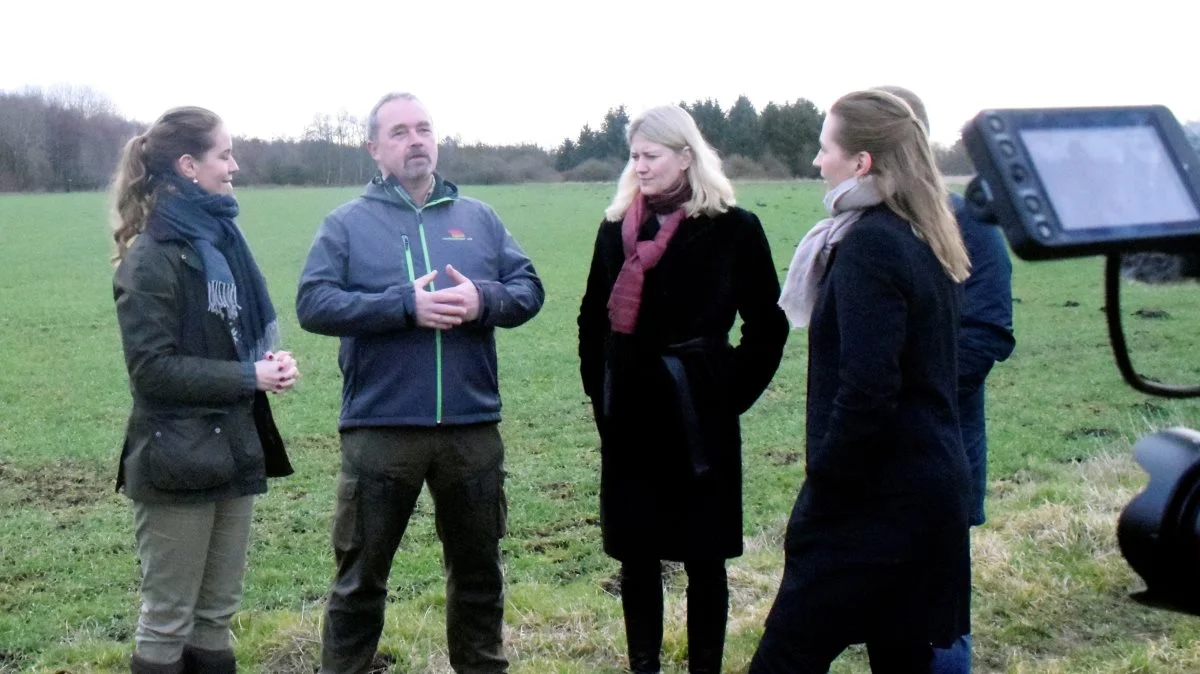 Landmand Henrik Bertelsen fra det sydlige Jylland medvirker i antologien »Hvilken natur?«. Det samme gør præsident for Danmarks Naturfredningsforening, Maria Reumert Gjerding, som her ses til venstre sammen med Bertelsen, daværende direktør i Landbrug & Fødevarer, Anne Arhnung og statsminister Mette Frederiksen. Foto: Henning K. Andersen