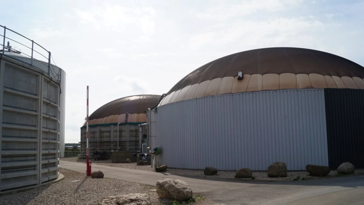 I slutningen af sommeren 2022 er det planen, at Solrød Biogasenergis nye biogasanlæg kommer til at stå færdigt. Det er placeret ved siden af det nuværende, der ses her. Arkivfoto