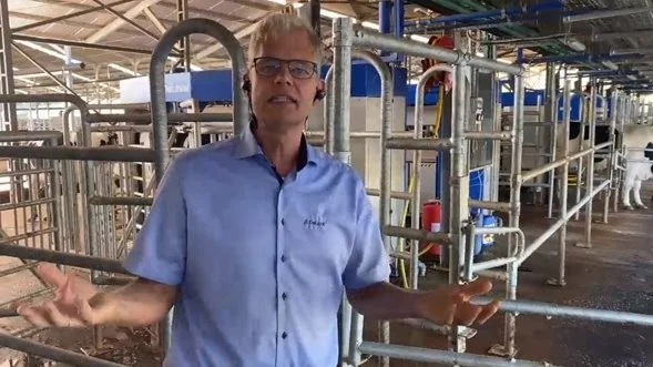 På den virtuelle rundtur hos Aceto Farm i Italien kunne Robert Jensen, AMS-specialist i store besætninger hos DeLaval, fortælle, om Batch Milking-systemet, og hvordan det fungerer i praksis. Foto: Line Brusgaard 