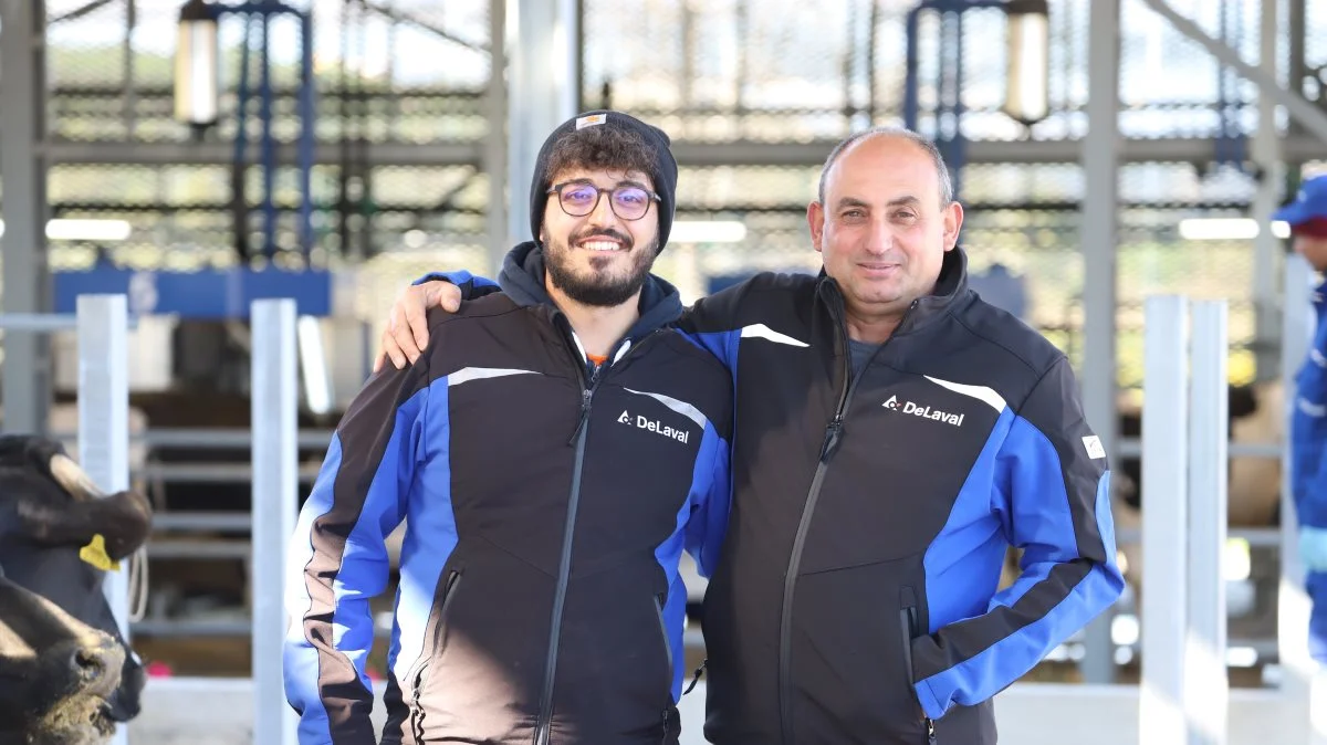 Renato Aceto (th) er en af ejerne af Aceto Farm, hvor der er otte malkerobotter med batchmalkning-systemet. Og han er efter seks måneder med systemet, ganske tilfreds og vil implementere systemet på yderligere en gård til næste år.