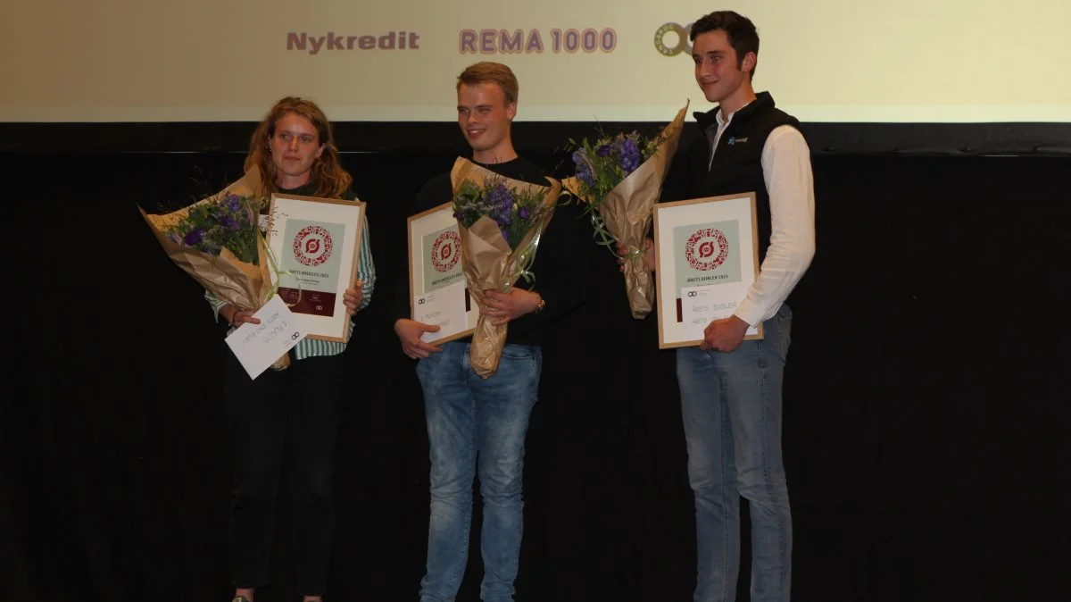 »Årets øko-elev« blev Sigrid Eghøj Nielsen. I midten ses Peter Søgaard, som fik en andenplads. Michael Petersen fik prisen som »Årets bobler«. 
