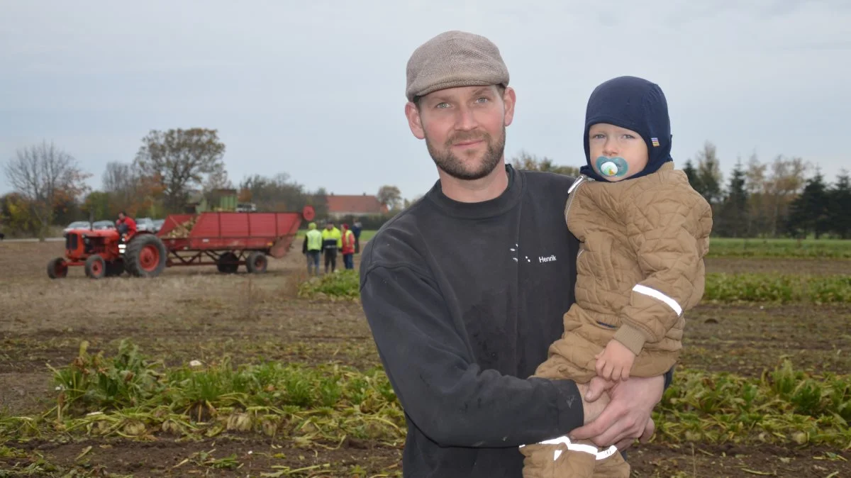 - Roerne er store og flotte, selvom de ikke har nået at få så meget vand i år, fortalte Henrik Møller, her med Johannes på armen.