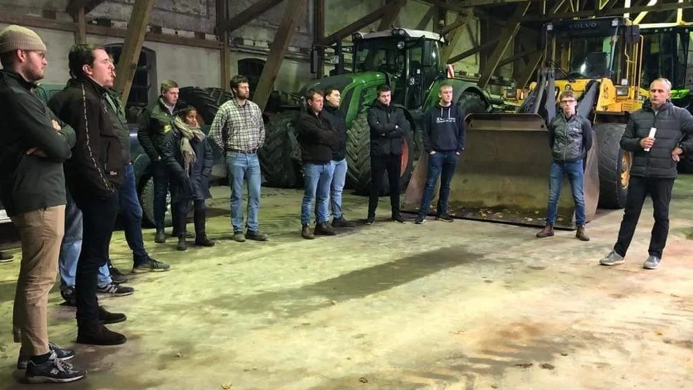 Direktør for Agro-Alliancen, Bo Jensen (til højre), fortalte de cirka 40 fremmødte fra Østfyns LandboUngdom om driften på den store bedrift og sin egen personlige vej fra elev til direktør.