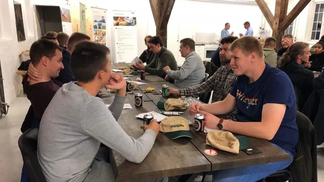 Det var engagerede unge mennesker, der efter en tre timer lang aften, tog hjem fra Egeskov Slots driftsbygninger. Da havde de hørt om både dyrkningen af maltbyg, det fælles eventyr med øl til Japan for Agro-Alliancen, Brødr. Ewers og bryggeriet Fuglsang og fået en decideret peptalk fra direktør Hans Otto Ewers om at komme ud i verden og opleve landbruget fra flere vinkler.  