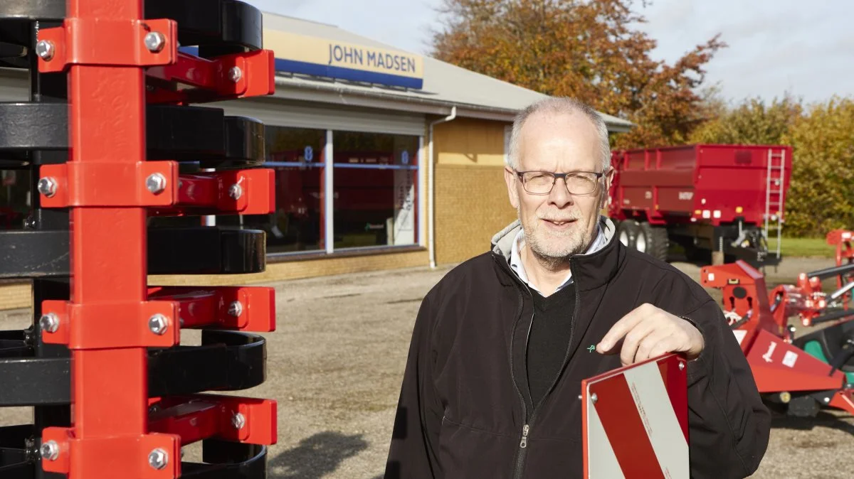 Maskinhandler John Madsen har solgt sit driftsselskab til den jyske Fendt-forhandler TBS Maskinpower, og bliver fra nytår daglig leder i selskabet, som fortsætter med John Madsen-skiltene på afdelingerne i Tommerup og Ørbæk (billedet). Til gengæld lukkes i Vester Åby, hvor det hele startede, og hvor John Madsen som 21-årig blev selvstændig maskinhandler. Fotos: Erik Hansen