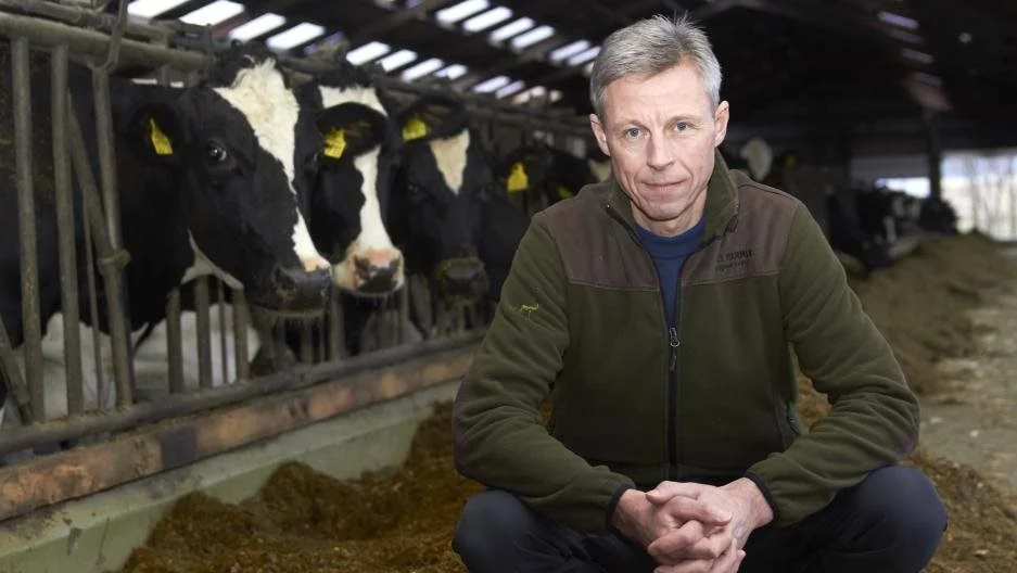 Mælkeproducent Kjeld Villadsen, Bislev, der var vært ved debatmødet, er en af de landmænd, der har nogle af de lavbundsjorder, som Folketinget gerne vil have taget ud af drift. 