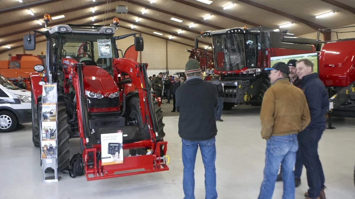 - Med ændringen får vi fuld fokus på Massey Ferguson og vore redskabsagenturer, samt ikke mindst vores voksende have- og parkafdeling, siger Heden-direktør Lars S. Kristiansen efter den fynske Fendt-forhandling nu overgår til TBS Maskinpower. Han ses her til højre ved et åbent hus-arrangement i den nye udstillingshal, som siden 2016 har huset MF-produkterne. Arkivfoto: Erik Hansen