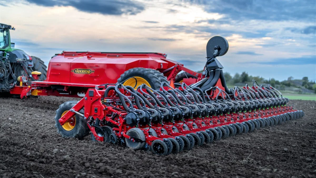 Den nye Tempo L Central Fill vil kunne fås med enten 16 eller 24 rækker, som giver en rækkeafstand fra 450 til 762 mm, afhængig af modellen. For at matche den høje kapacitet er maskinen udstyret med en tank på 2.200 liter til frø og 5.000 liter til gødning, hvilket tilsammen giver en tankkapacitet på 7.200 liter. Pressefoto