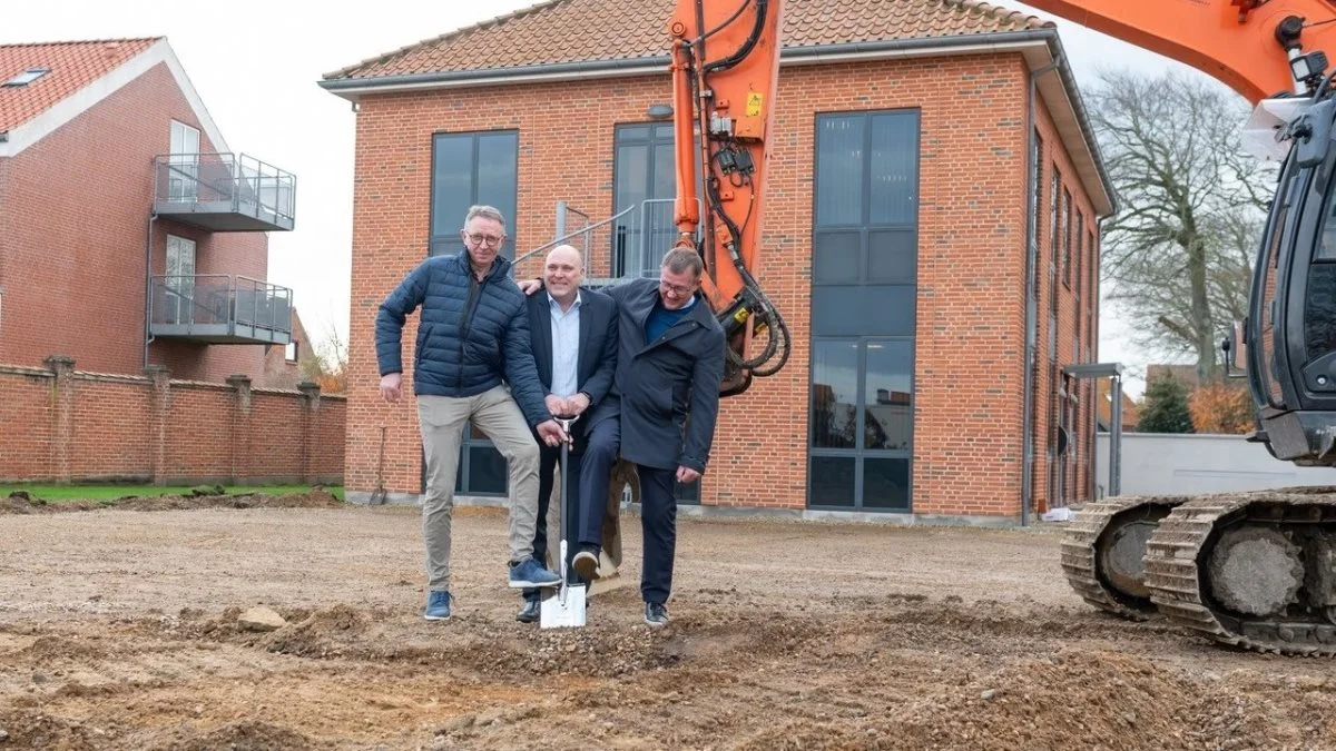 Fra venstre: Søren Christensen, formand for vestjysk (tv.), René Andresen, direktør i vestjysk (midt) og Hans Østergaard, borgmester i Ringkøbing-Skjern Kommune.