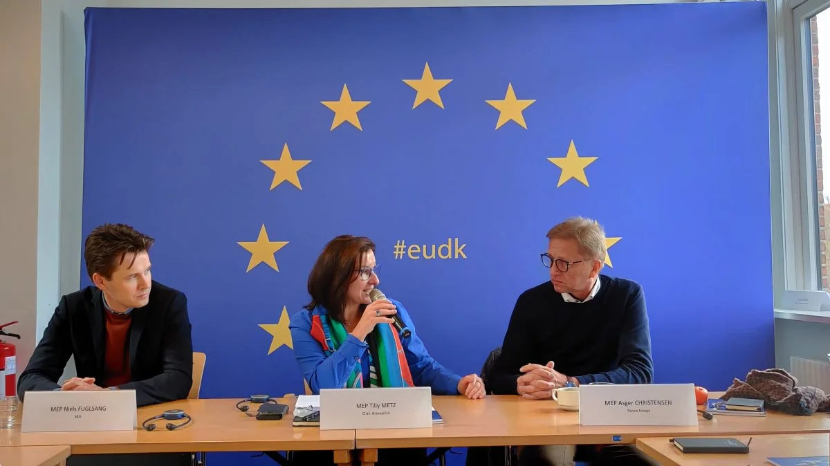 De tre europaparlamentarikere Niels Fuglsang (S), Tilly Metz (De Grønne i Luxembourg) og Asger Christensen (V) er alle medlemmer af et udvalg, der meget snart afslutter et arbejde, som skal komme med nye anbefalinger til Europa-Parlamentet om regler for dyretransporter. Deres besøg i Danmark blev fredag sluttet af med et pressemøde. Foto: Lasse Ege Pedersen