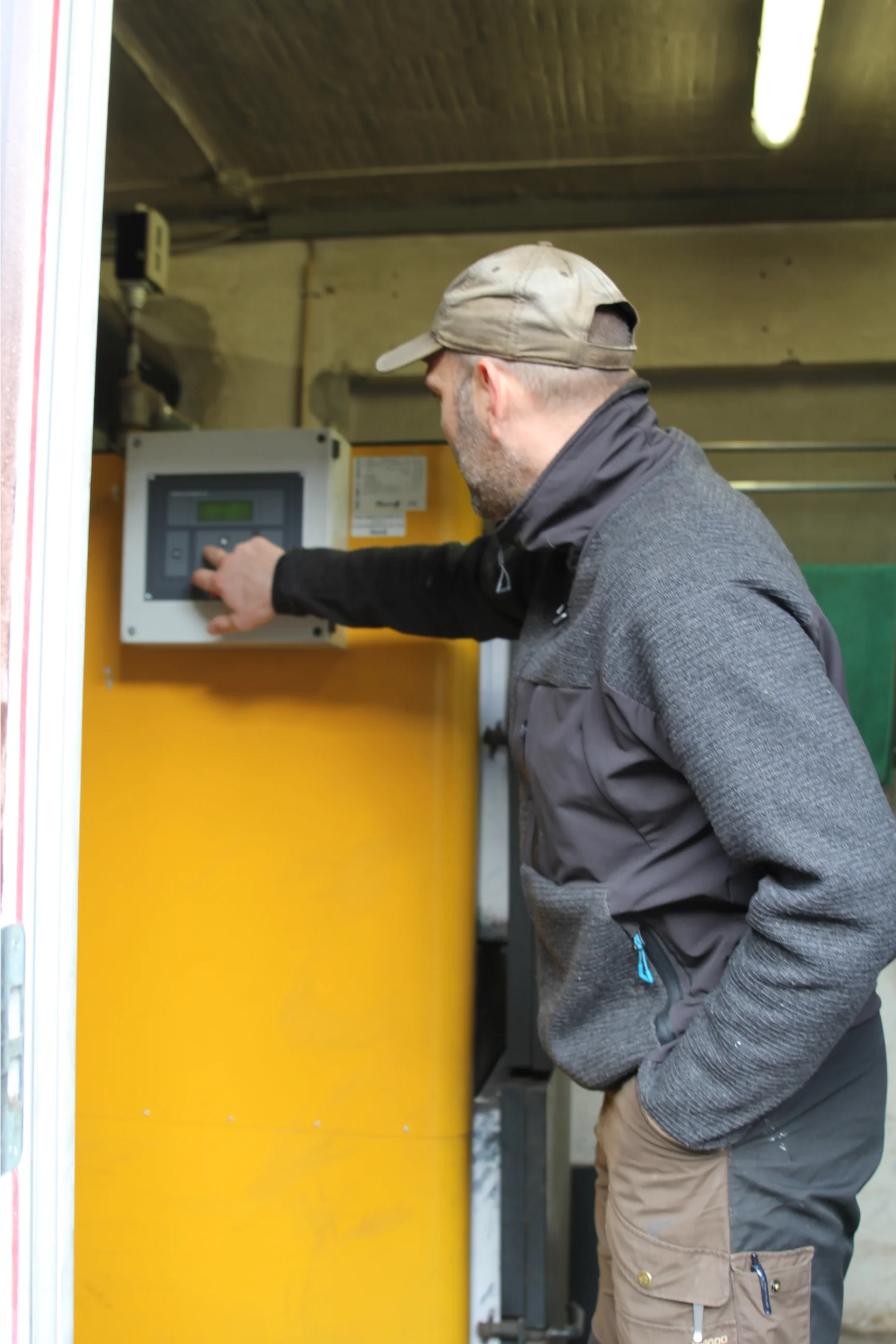 Vi oplever næsten aldrig problemer, og fyret kører bare, som det skal, fortæller Kenneth Friis, pedel på Billesborgskolen ved Herfølge. Foto: Jesper Hallgren