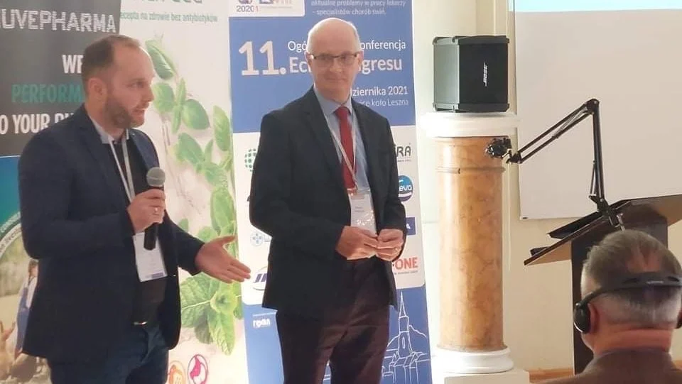Eksportchef Marek Wrobel hos A-One til venstre og Dr. Henry Wallace til højre under den nylig afholdte dyrlægekonference inden for svinesygdomme i Polen, »European Symposium of Porcine Health Management«. Pressefoto