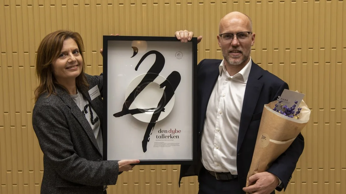 Mette Jasper Gammicchia, formand for bestyrelsen for Dansk Fødevare Forum og afdelingsleder hos Landbrug & Fødevarer kunne forleden overrække den fornemme pris ”Den Dybe Tallerken 2021” til Martin Vesterby, Stauning Whisky. Foto: Carsten Andersen