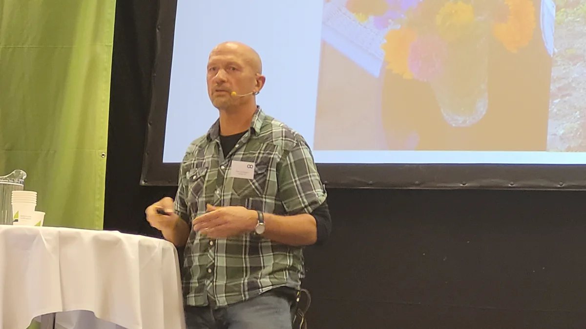 Peter Søndergaard, koordinator, Halkær Kro og Kulturhus, kunne ved Økologisektionens årsmøde fortælle om, hvordan den selvejende kro og kulturhus bruger økologi som løftestang for liv og vækst.

