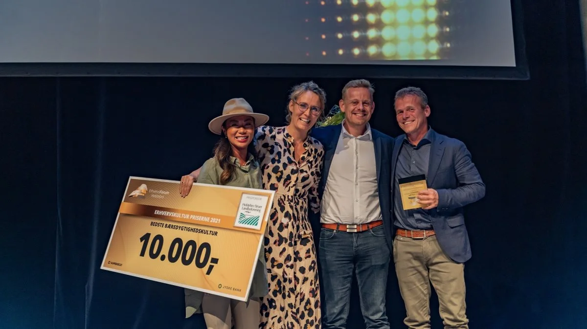 Katrine Lee Larsen (tv.) overrakte tre priser ved erhvervsdagen til Bertel og Marianne Hestbjerg, Hestbjerg Økologi. Yderst til højre ses Anders Nørgaard fra Holstebro Struer Landboforening. Foto: Kasper Leth Hounisen, Superego