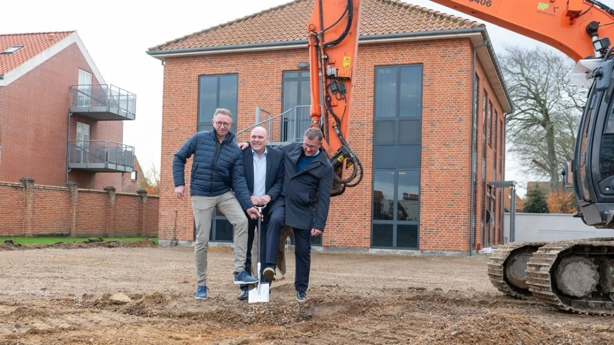 Første spadestik til landboforeningens nybyggeri bliver taget af Søren Christensen, formand for Vestjysk (tv.), René Andresen, direktør i Vestjysk (midt) og Hans Østergaard, borgmester i Ringkøbing-Skjern Kommune. 