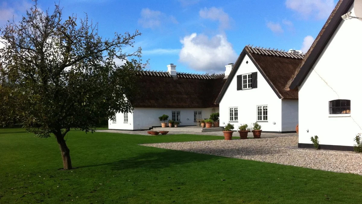 Saabye & Partners tilbyder også at assistere ved restaurering af gamle stuehuse, som her ved Lille Møllegaard ved Hørsholm, hvor den klassiske stil er bevaret. 