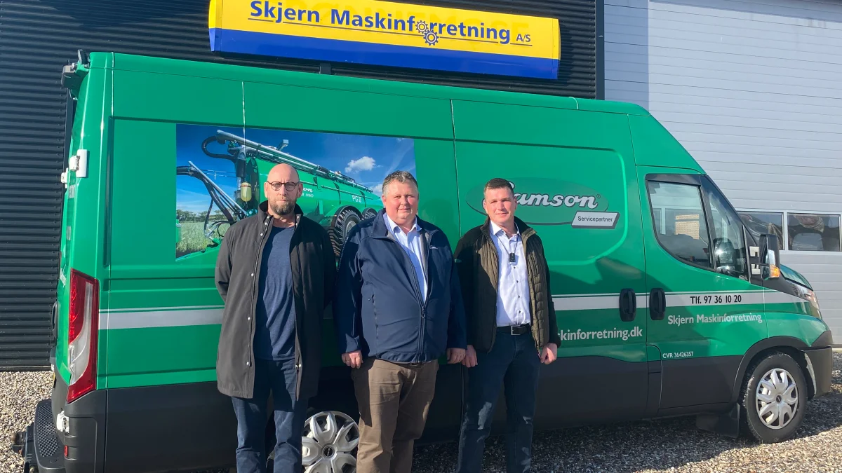 Fra højre er det Jens Ole Hejlesen, eftermarkedschef hos Samson Agrolize, direktør i Skjern maskinforretning, Kaj D. Pedersen, og direktør i Samson agrolize, Søren Wistoft-Jensen.