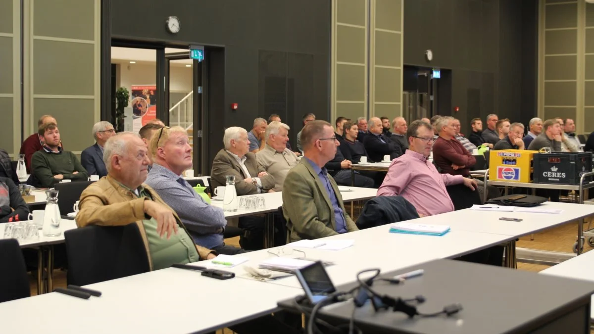 Fire nøglepersoner i halmbranchen var samlet på det første bord. Fra venstre: Povl Fritzner og Ebbe Nielsen, begge fra Ø.Ø. Halm – sidstnævnte som formand, dernæst Knud-Erik Clausen og Erik Poulsen, henholdsvis næstformand og formand for Danske Halmleverandører. Foto: Jesper Hallgren 