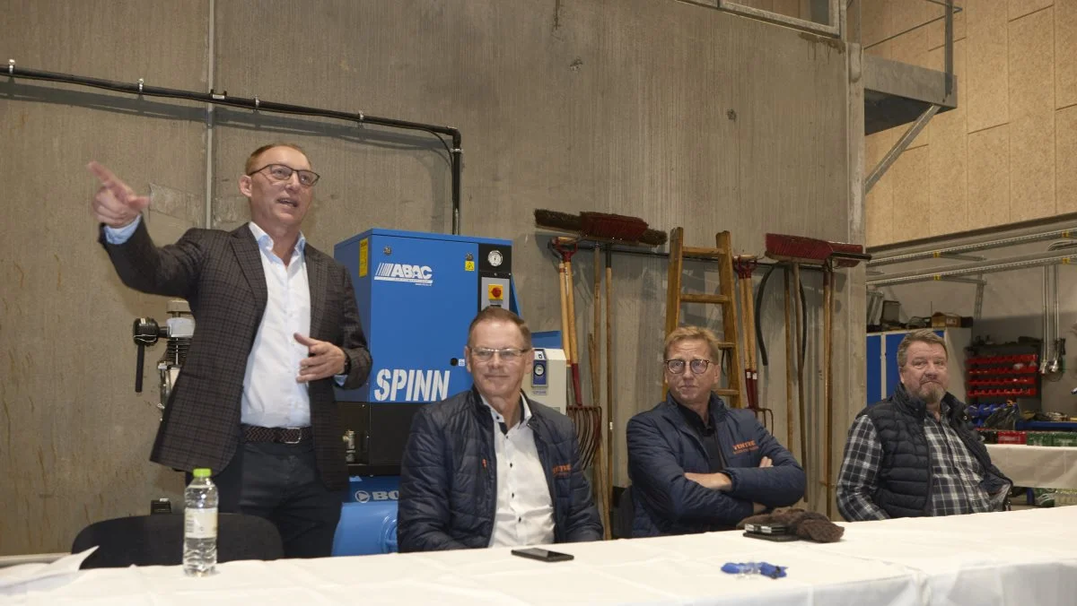 Panelet ved mødet havde både både kommunal, landspolitisk og EU-repræsentation fra Venstre. Fra venstre er det Dan Gørtz, Erling Bonnesen og Asger Christensen. Til højre medindehaver af Flemløse Biogas, Jørgen Stougaard.

