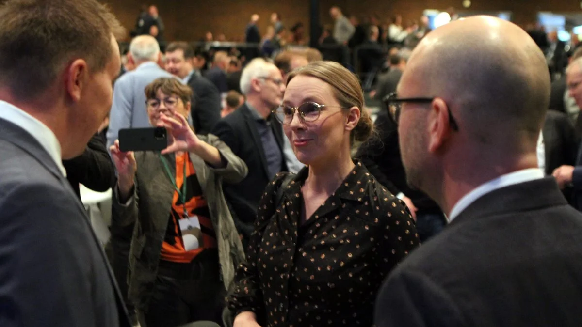 Miljøminister Lea Wermelin (S) er bekymret for vandmiljøet. Her siger hun goddag til L&F-formand, Søren Søndergaard, inden onsdagens delegeretmøde begyndte. Foto: Lasse Ege Pedersen