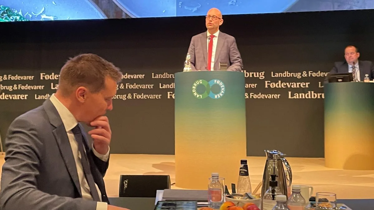 Fødevareminister Rasmus Prehn (S) havde også flere roser med til landbruget og L&F-formand, Søren Søndergaard  i sin tale i går i Herning. Blandt andet for at tage del i den grønne omstilling. Når det kommer til kvælstof, så skal der dog stadigvæk leveres, påpegede han. Foto: Jacob Lund-Larsen