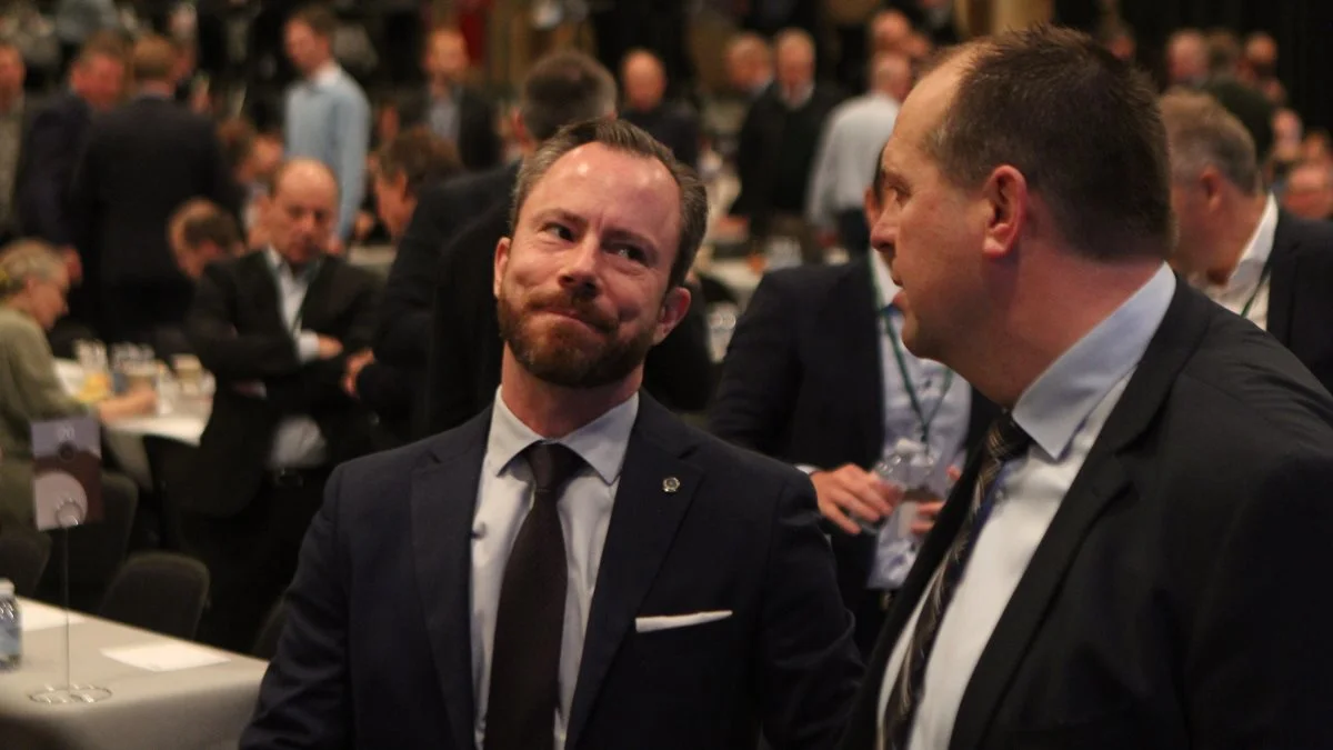 Venstres formand Jakob Ellemann-Jensen var også i Herning. Her ses han med L&F's kvægformand Christian Lund. Foto: Lasse Ege Pedersen