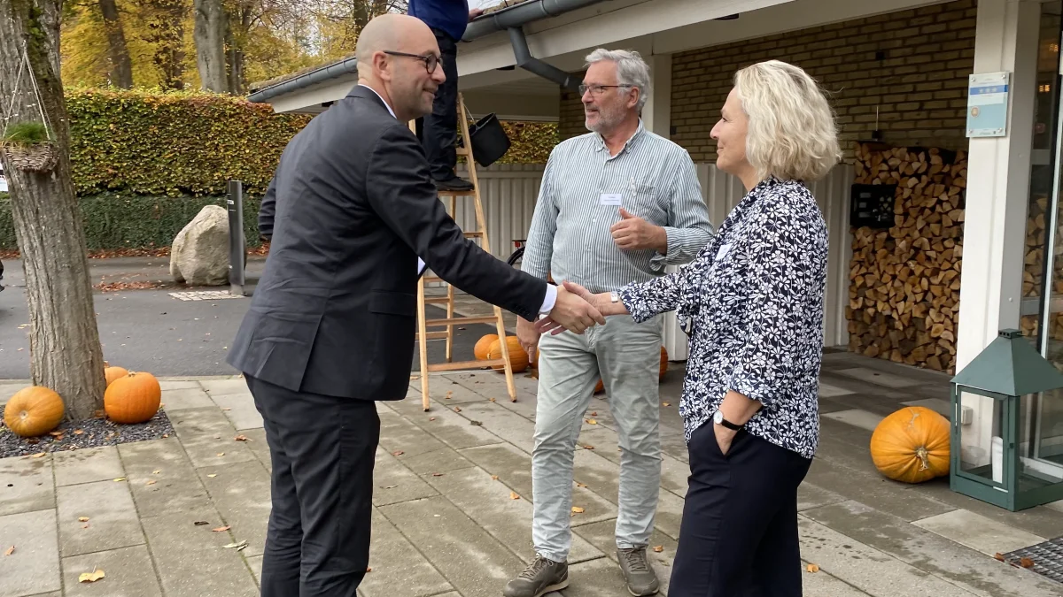 Fødevareminister Rasmus Prehn hilser på Britta Riis, direktør for Dyrenes Beskyttelse og Per Kølster, formand for Økologisk Landsforening, da der forleden blev afholdt møde om, hvad der kan gøres for at undgå brystbensfrakturer hos æglæggende høns. Foto: Marendine Ladegaard, Økologisk Landsforening