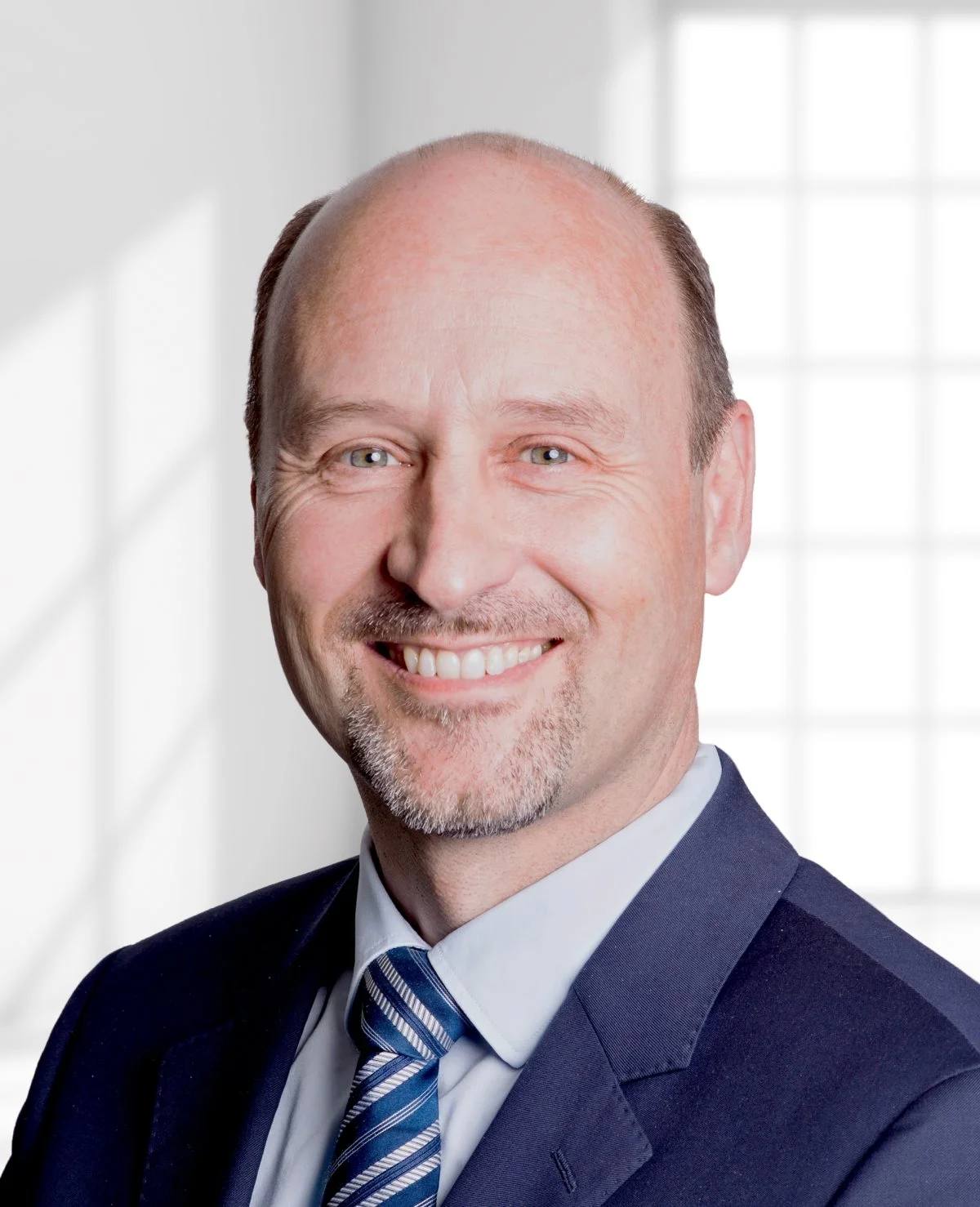 - Det er udtryk for rettidig omhu, at Jan har taget denne beslutning. Vi støtter hans ønske om nu at overlade den daglige drift af maskinforretningen til næste generation. Siden Jan overtog Vinderup Maskinforretning for mange år siden, har dette været hans og hans families liv og omdrejningspunkt, siger koncerndirektør for Danish Agro maskindivision, Jens Skifter.