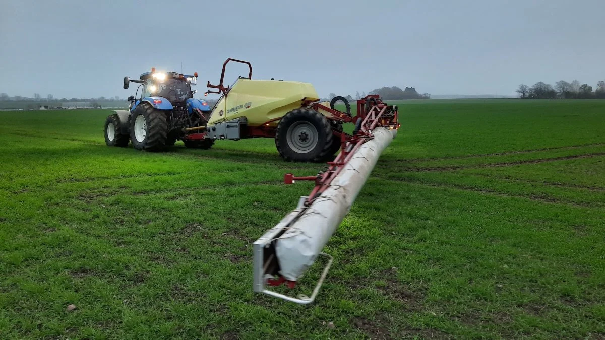 Voldsomt store områder skal beskyttes - men mærkeligt nok kun mod landbrugets lovlige brug af pesticider og ikke mod reelle kilder til forurening, konstaterer Knud Jeppesen. Arkivfoto