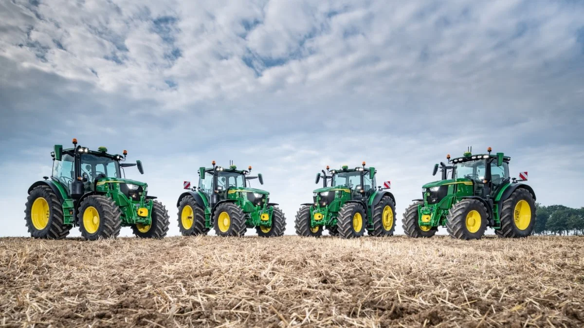 I dag præsenterede John Deere 14 nye traktorer i 6R-serien, der tilbydes for at imødekomme forskellige kundekrav, blandt dem fire nye modeller, den 4-cylindrede 6R 150, som er specielt rettet mod blandede bedrifter, og den 6-cylindrede kompakte 6R 185 med op til 234 hk, som er specielt egnet til landmænd og entreprenører, der har mange transportopgaver. Pressefoto