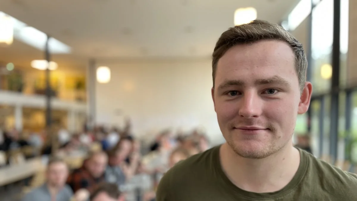Michael Fredslund arbejder på en svineproduktion, men er lige nu på skole for at videreuddanne sig som produktionsleder. Han mener, at de i forvejen gør, hvad de kan på gården for at udnytte energien bedst muligt, og at det vil kræve større investeringer, før det rykker noget. Foto: Steven Andersen