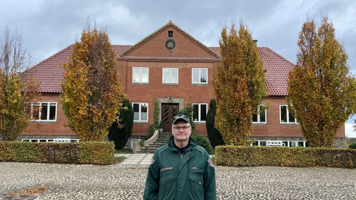 - Uanset hvordan verdensmarkedet ser ud, så tror jeg, at jeg altid kan komme af med mine grise til en fornuftig pris. Det er der helt naturligt en stor værdi i, lyder det fra svineproducent Niels Aage Arve i Mejlby nord for Aarhus. Foto: Velas