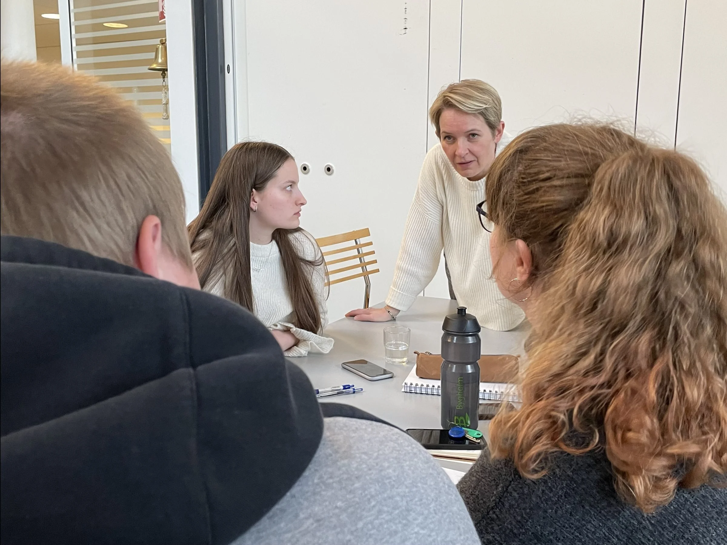 Kirsten Due (i midten) er regionschef hos Arla og vil gerne inspirere de unge landmænd til at tænke mere i klima og bæredygtighed. Det skal sikre konkurrencedygtigheden af Arlas produkter. Foto: Steven Andersen
