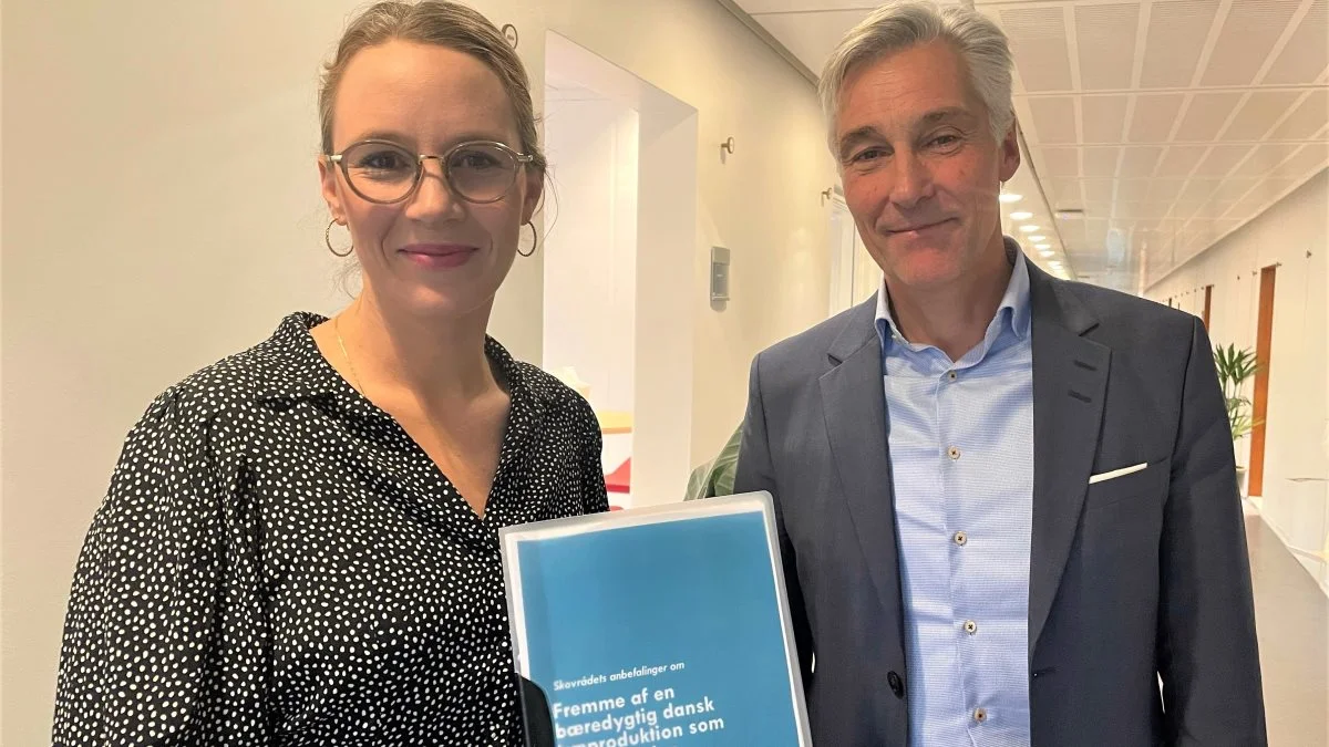Skovrådets formand, Carsten With Thygesen, overrakte onsdag syv konkrete anbefalinger til miljøminister Lea Wermelin (S) på, hvordan dansk skovbrug kan bidrage til den grønne omstilling. Foto: Miljøministeriet