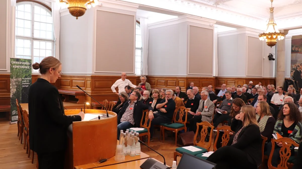 125 deltagere fra forskellige organisationer - herunder landbruget - var med på konferencen, hvor miljøministeren her tager imod spørgsmål.