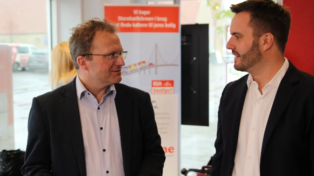 Erhvervsminister Simon Kollerup (til højre) og formand for Landdistrikternes Fællesråd, Steffen Damsgaard (til venstre), fremlagde regeringens nye forslag om statsgaranterede boliglån og kaldte det »et grundlæggende opgør med centraliseringen«. Foto: Henriette Lemvig