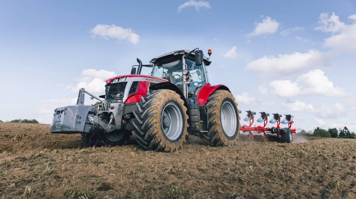 Massey Ferguson har netop lanceret endnu en traktor i 7S-serien, der nu består af fem traktormodeller. Den nye topmodel i serien med modelbetegnelsen 7S.210, er født med en 6,6 liters, sekscylindret Agco Power-motor med 210 hk ved et drejningsmoment på 860 Nm. Pressefoto